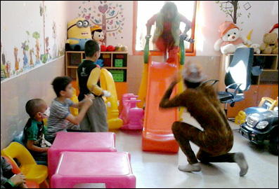 اجرای یک نمایش خیابانی برای کودکان سرطانی