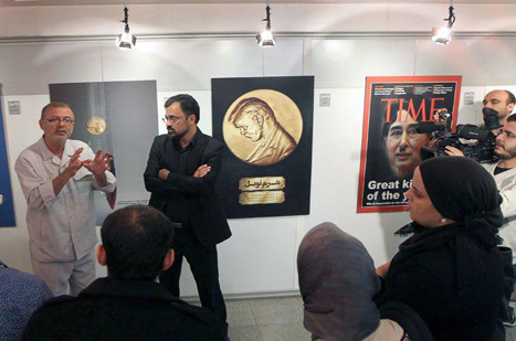 دیدار جمعی از فعالان فرهنگی و اساتید دانشگاهی کشور تونس از نمایشگاه پوستر میانمار