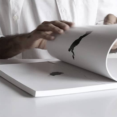 دیزاینر ایرانی با انتشار یک کتاب به نحوه صدور ویزا در سفارتخانه‌ها واکنش نشان داد