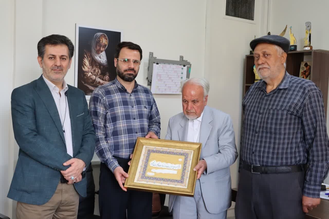 دیدار هنرمند پیشکسوت عرصه خوشنویسی با رئیس حوزه هنری استان مرکزی